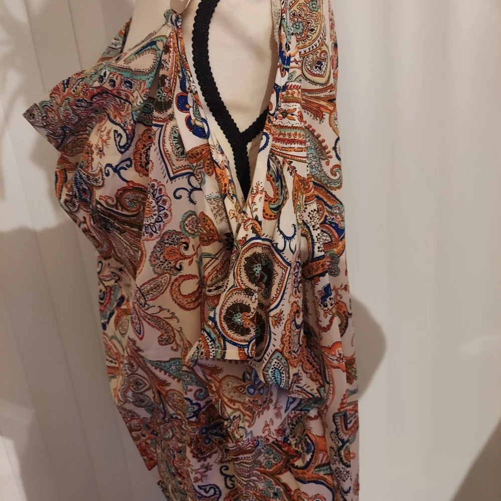 NWOT Cold Shoulder style top - Picture 5 of 6